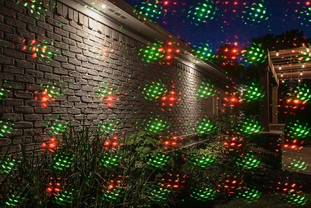 ласерска проекција на светлина на градината на ѕидот на куќата