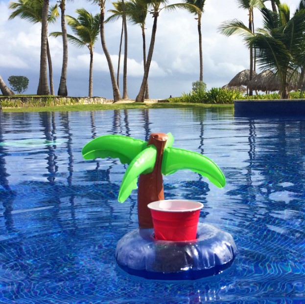 Мини тркало на надувување базен за држење на пијалоци од палми