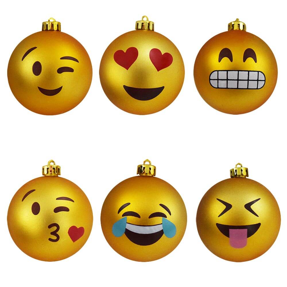 смешковци топки на украси со емотикони на новогодишна елка