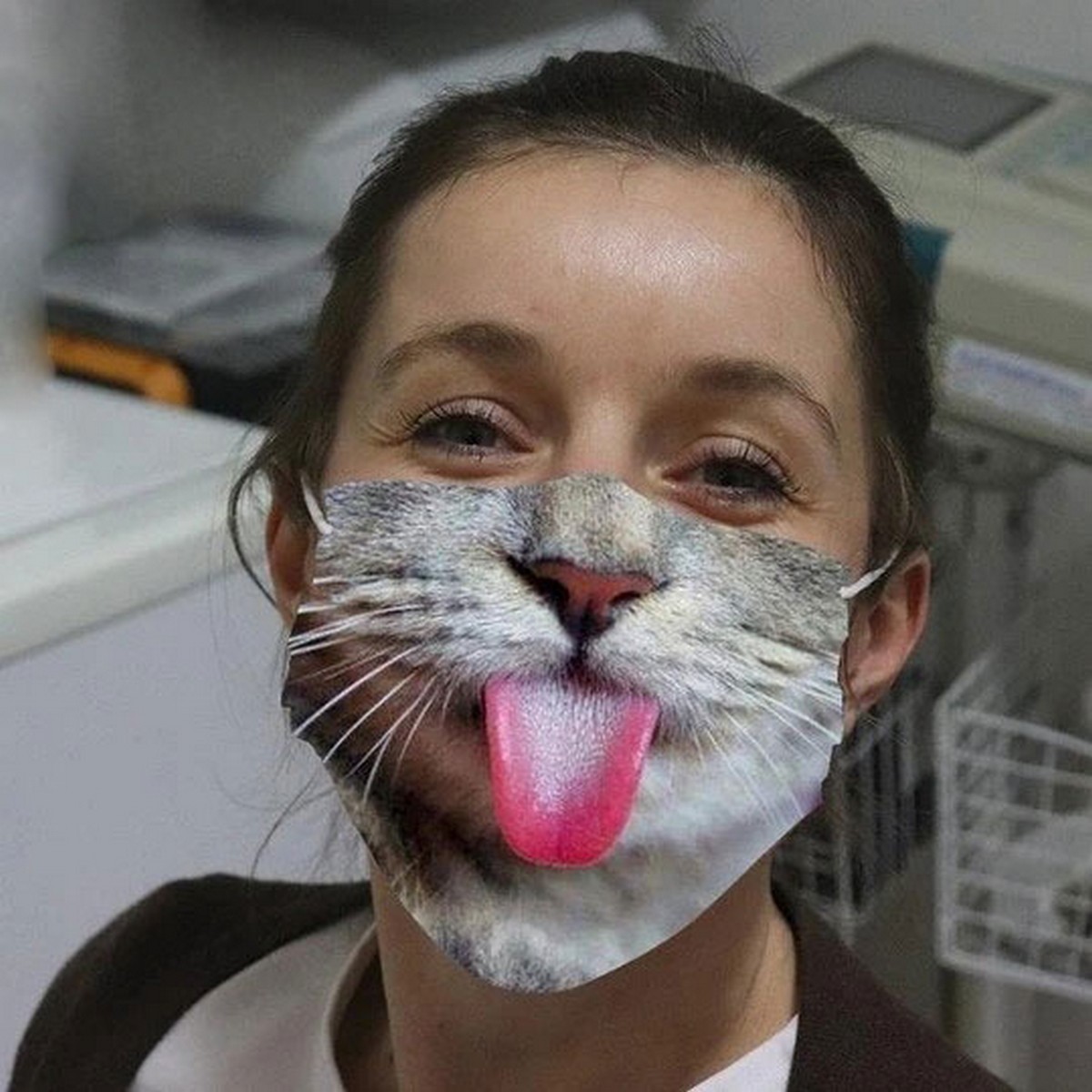 маска на лицето маче со јазик