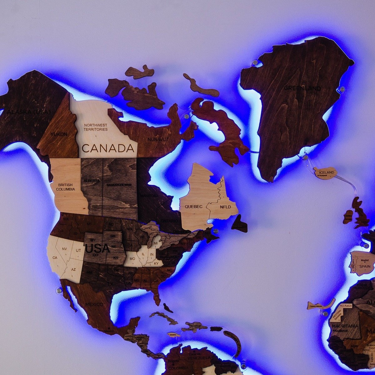 Дрвена светска мапа со позадинско осветлување на ѕид