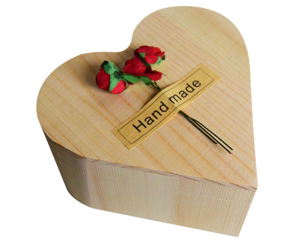 роза во кутија во облик на срце од дрво