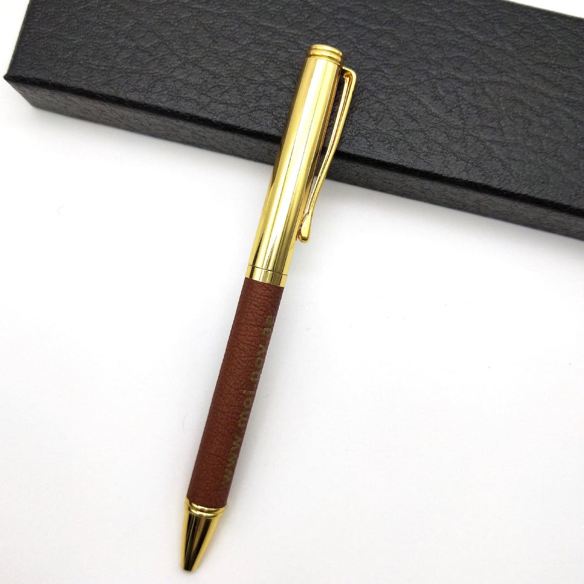 луксузно пенкало за подарок со кожна површина