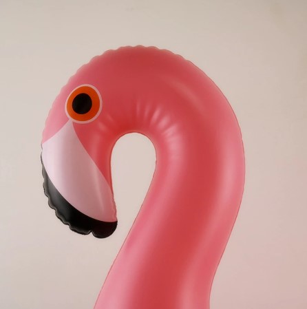 Надувување за базен за чаши во форма на фламинго