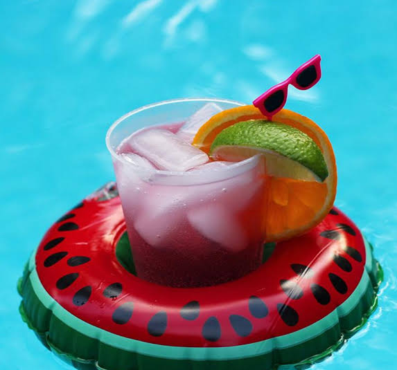 Пловечки држач за пијалок на надувување лубеница