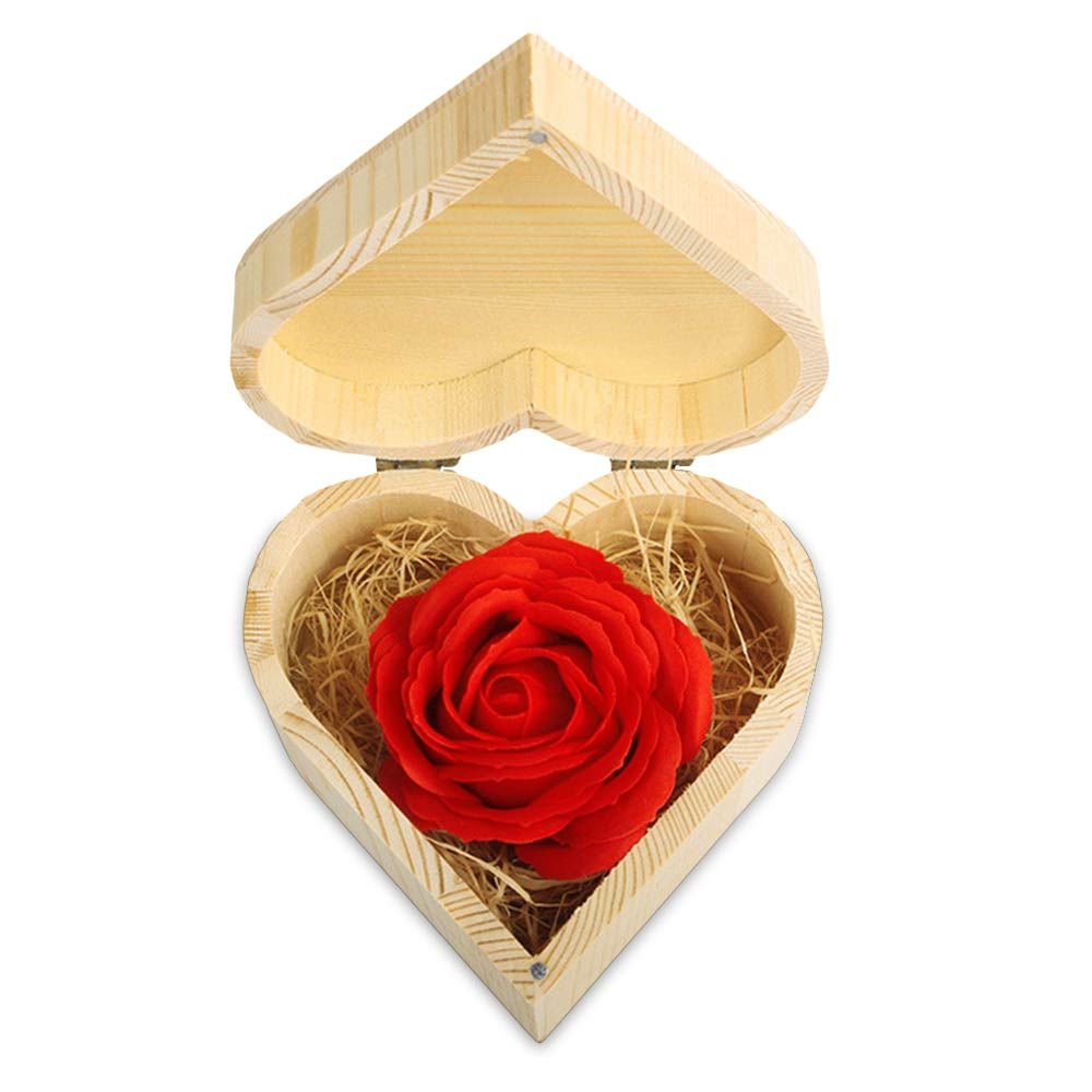 Сапунски рози во дрвена кутија во форма на срце