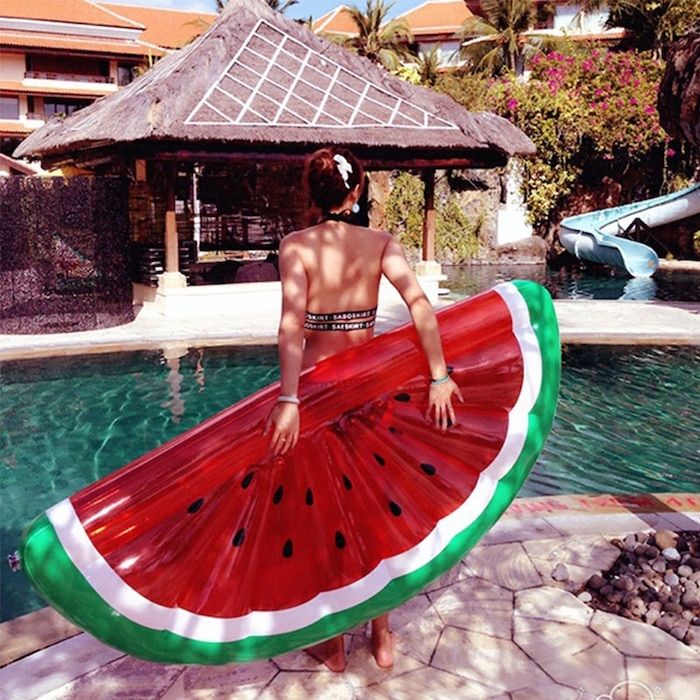 Лубеница на надувување во воден базен