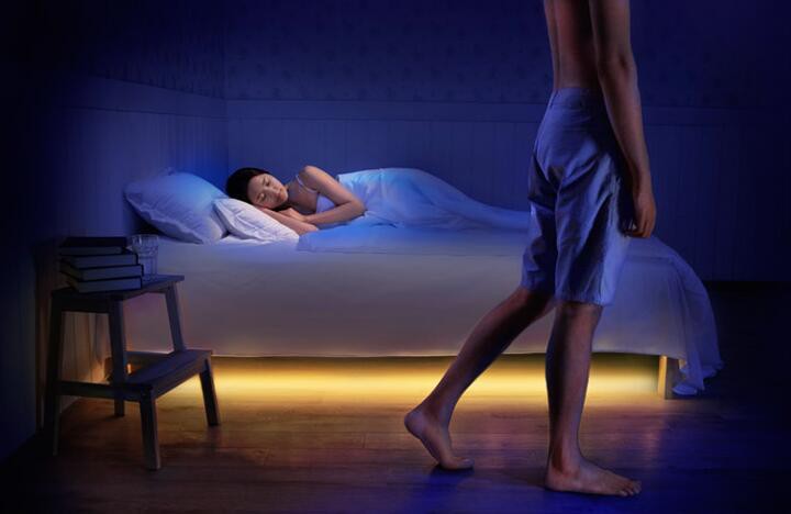 led светлосна лента под креветот со сензор за движење