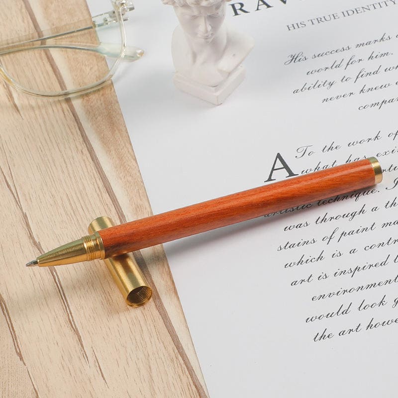 златно пенкало со дрвен дизајн