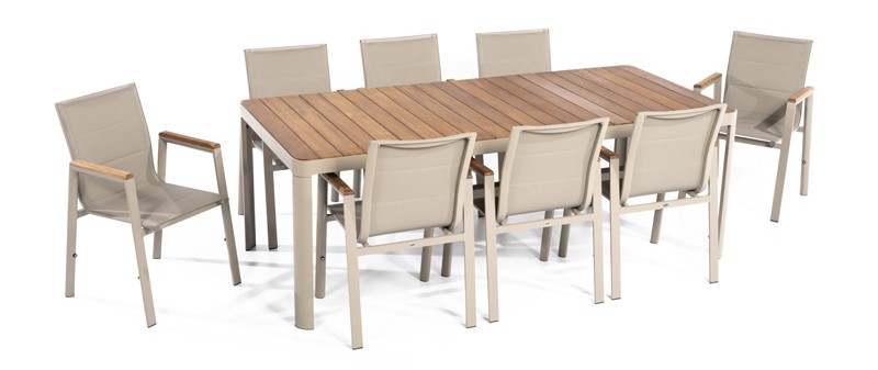 Голема градина трпезариска маса со столици во луксузен дизајн.