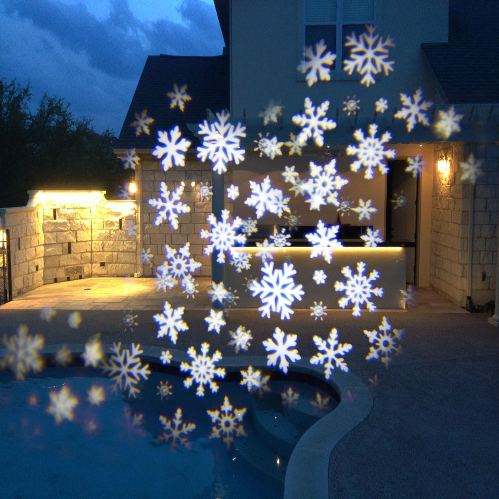 Проекција на снегулки на ѕидот од куќата