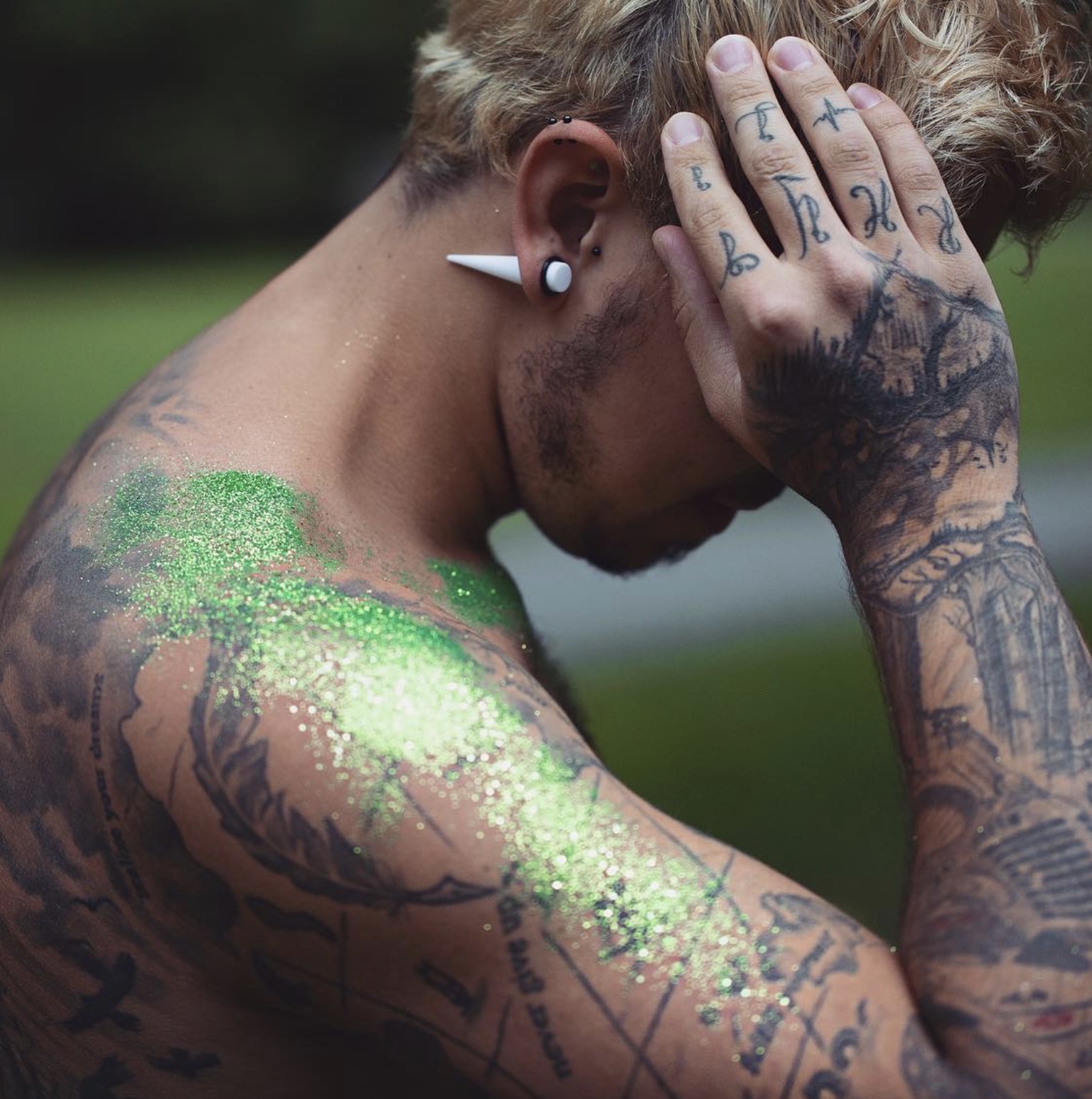 зелени блескави сјајни украси на косата на телото на кожата