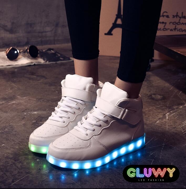 LED светлечки чизми патики бели