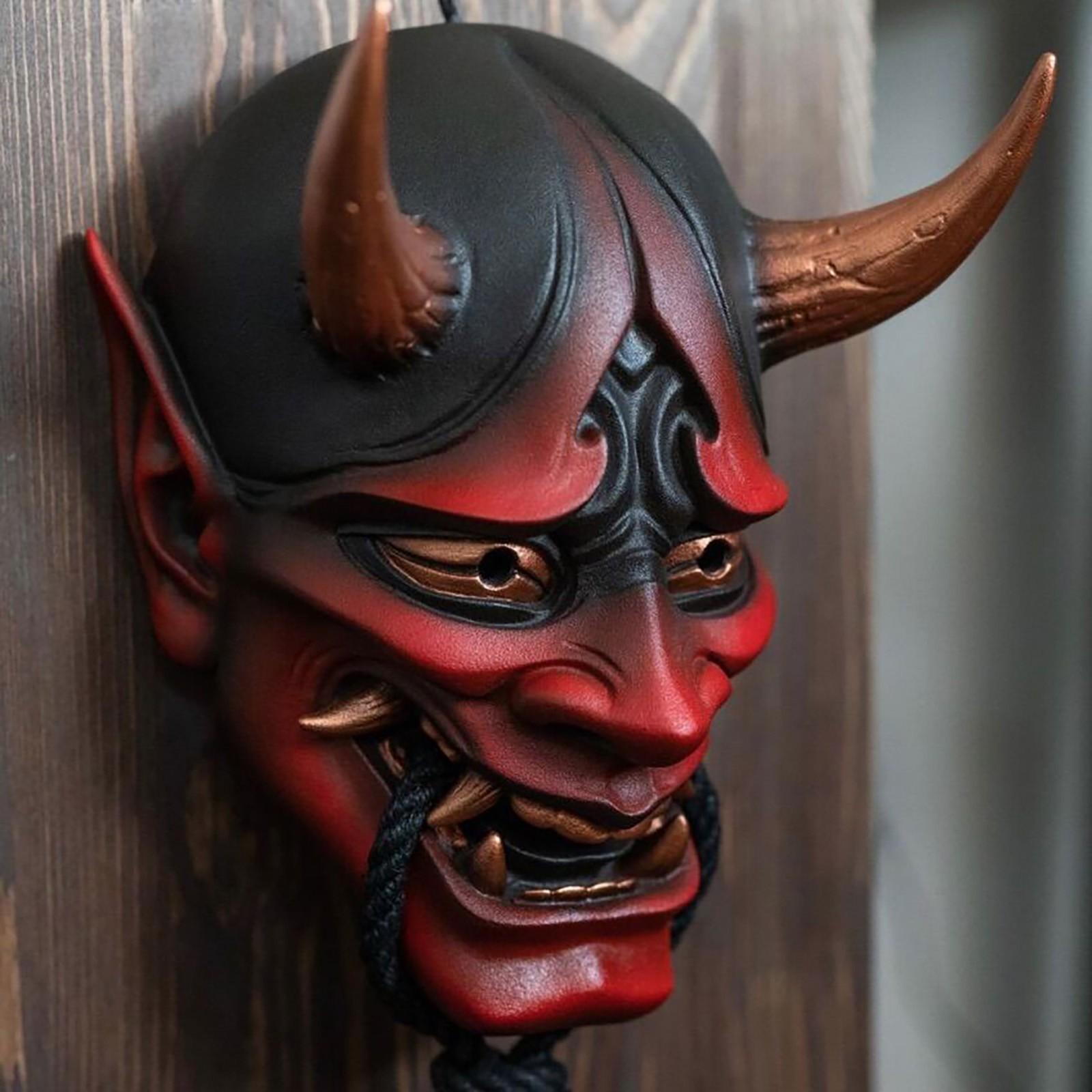 Јапонска демонска маска на карневалот за лице