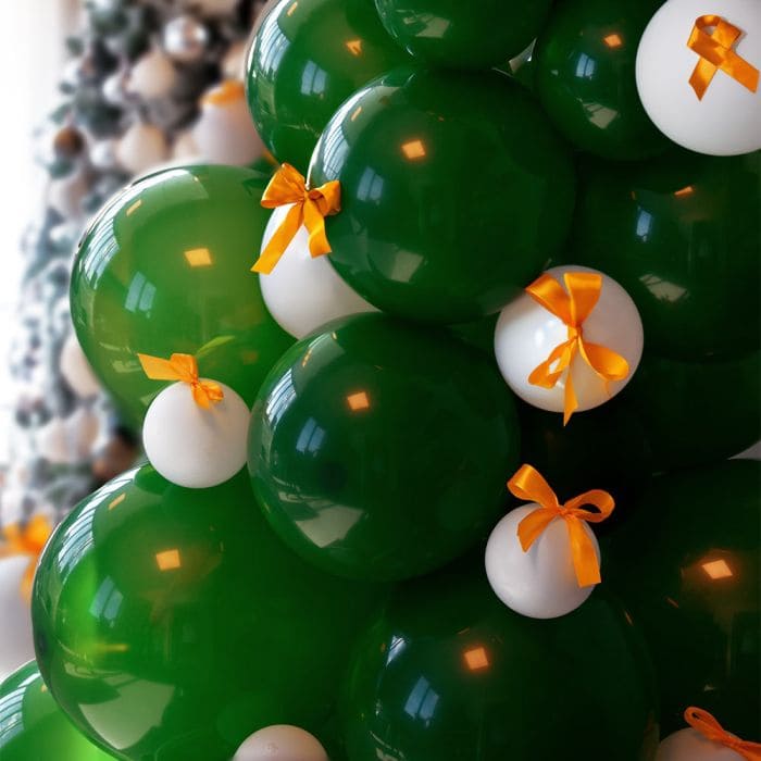 Божиќна елка со балони​ - Божиќна елка на надувување направена од балони