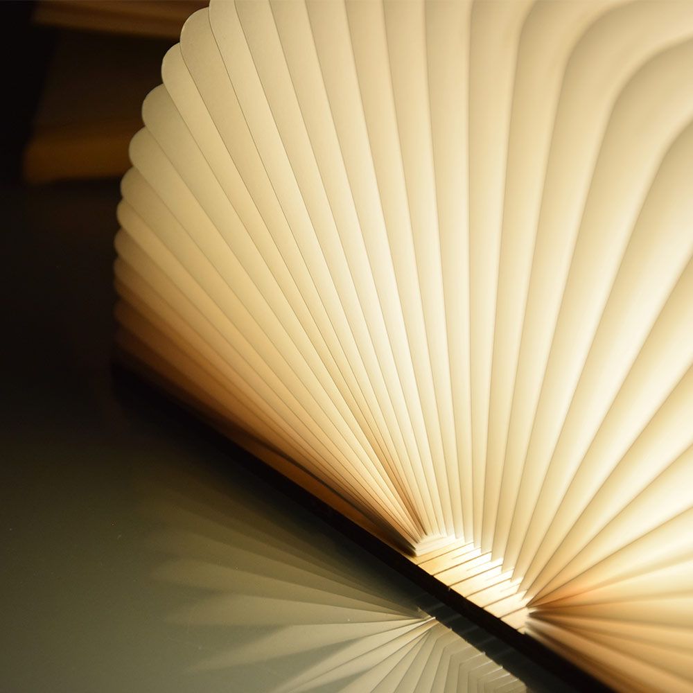 осветлена светилка за преклопување на книги
