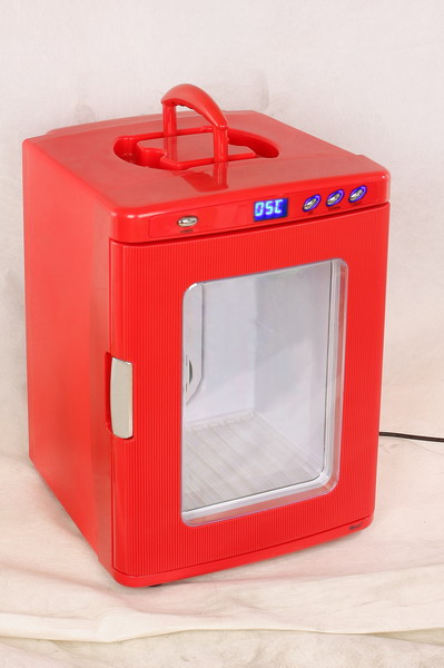 црвен мини ладилник фрижидер ретро