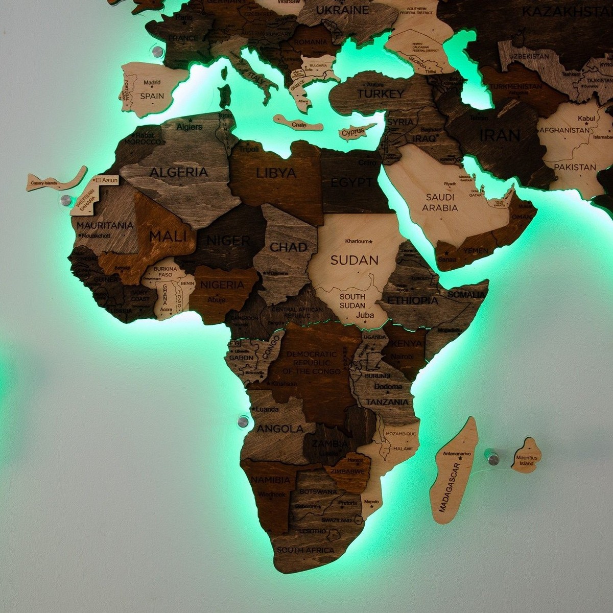 LED дрвена мапа на ѕидот