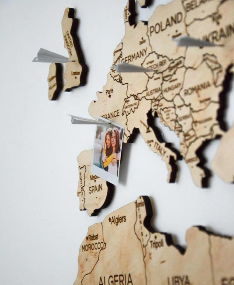 дрвена карта на ѕидот притисни иглички авиони